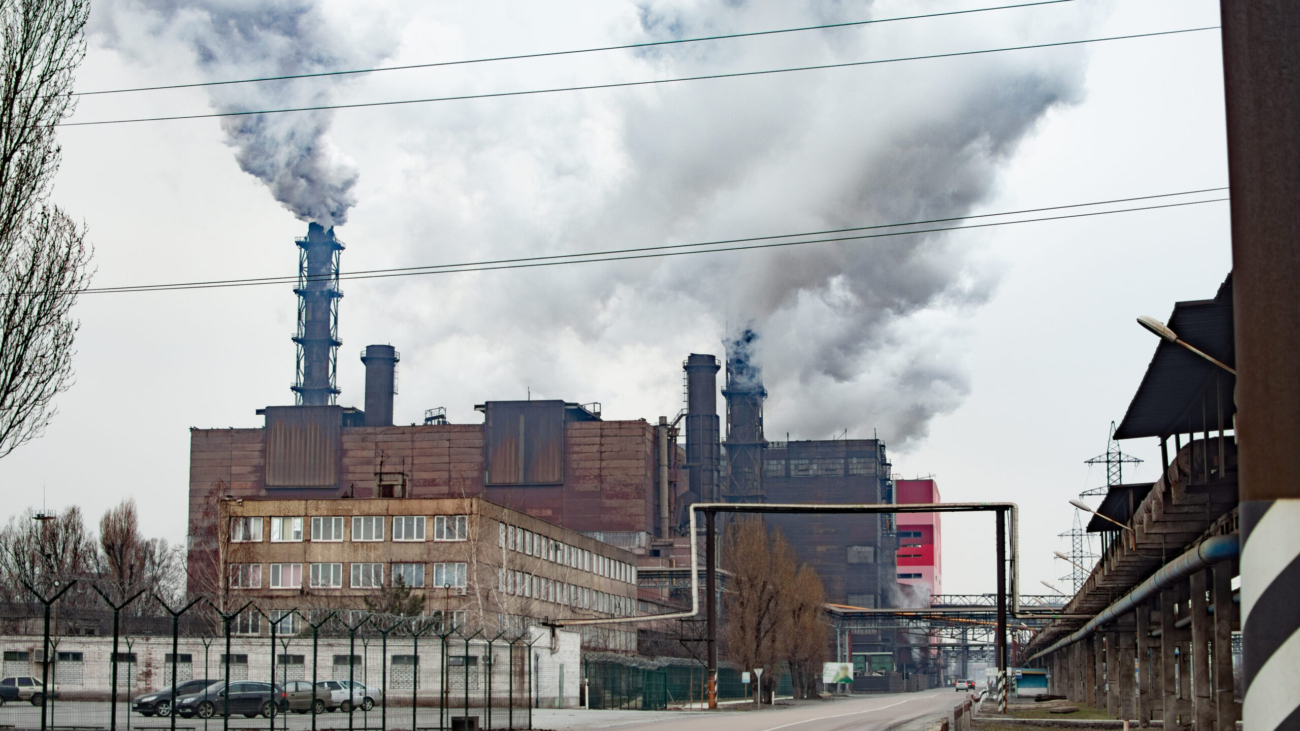 thick-smoke-is-coming-from-the-chimneys-productio-2022-02-07-22-33-25-utc (1)